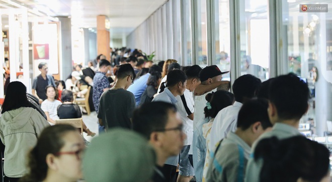 Ảnh: Sân bay Tân Sơn Nhất chật kín người dân đón Việt kiều về quê ăn Tết Canh Tý 2020, trẻ em và người lớn ngủ vật vờ dưới sàn - Ảnh 8.