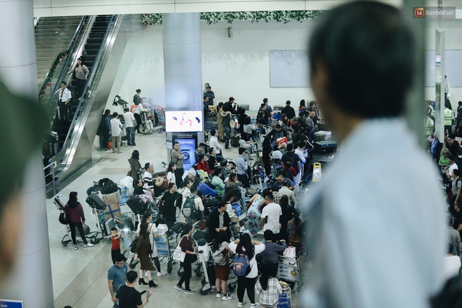 Ảnh: Sân bay Tân Sơn Nhất chật kín người dân đón  về quê ăn Tết Canh Tý 2020, trẻ em và người lớn ngủ vật vờ dưới sàn - Ảnh 11.