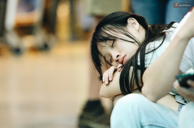 Ảnh: Sân bay Tân Sơn Nhất chật kín người dân đón  về quê ăn Tết Canh Tý 2020, trẻ em và người lớn ngủ vật vờ dưới sàn - Ảnh 17.