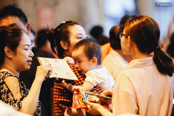 Ảnh: Sân bay Tân Sơn Nhất chật kín người dân đón  về quê ăn Tết Canh Tý 2020, trẻ em và người lớn ngủ vật vờ dưới sàn - Ảnh 17.