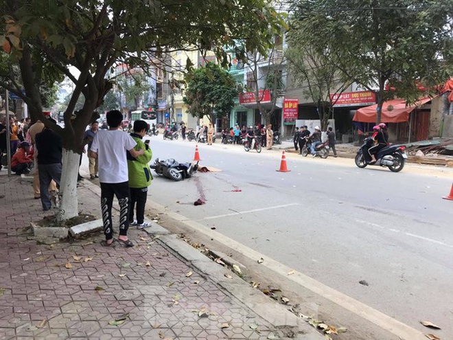Tr&aacute;nh &ocirc; t&ocirc; mở cửa xe, nữ gi&aacute;o vi&ecirc;n tử vong dưới b&aacute;nh xe ben - Ảnh 2.