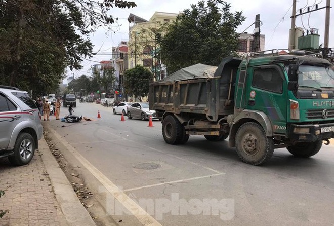 Tr&aacute;nh &ocirc; t&ocirc; mở cửa xe, nữ gi&aacute;o vi&ecirc;n tử vong dưới b&aacute;nh xe ben - Ảnh 1.