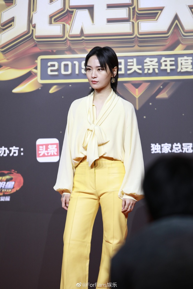 Thảm đỏ Toutiao Awards: Địch Lệ Nhiệt Ba đã gợi cảm, Âu Dương Na Na - Quan Hiểu Đồng còn chặt chém gấp bội  - Ảnh 19.