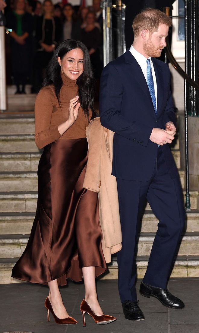 Được khen mặc đẹp, ai ngờ Meghan Markle vẫn lộ điểm tế nhị k&eacute;m duy&ecirc;n l&agrave;m tụt dốc độ sang chảnh - Ảnh 3.