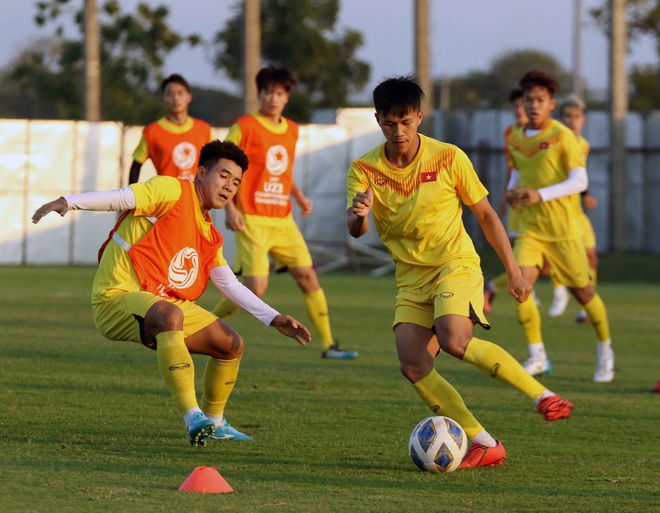 B&ugrave;i Tiến Dũng l&agrave;m leader dẫn hội Quang Hải, Đức Chinh đạp xe dạo chơi trước trận đấu U23 Việt Nam gặp U23 UAE - Ảnh 7.