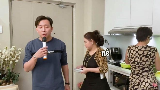 Trấn Thành hát như tra tấn lỗ tai làm Hari Won phải buông lời cà khịa, tiện thể tặng vài cái bạt tai như thế này đây! - Ảnh 8.