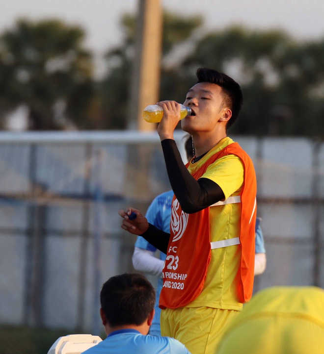 B&ugrave;i Tiến Dũng l&agrave;m leader dẫn hội Quang Hải, Đức Chinh đạp xe dạo chơi trước trận đấu U23 Việt Nam gặp U23 UAE - Ảnh 12.