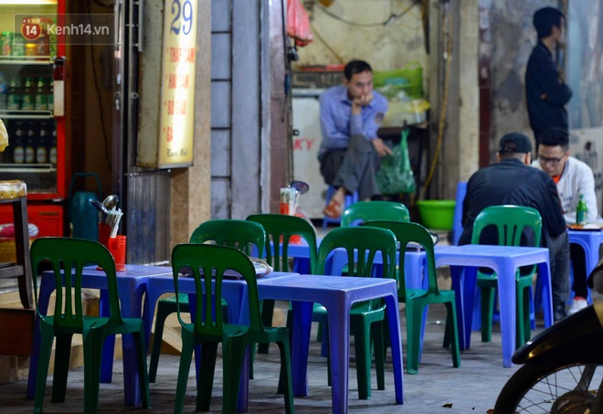 Phố nhậu có tiếng Hà Nội dần vắng vẻ, người dân tán thưởng nghị định mới về xử phạt nồng độ cồn - Ảnh 1.