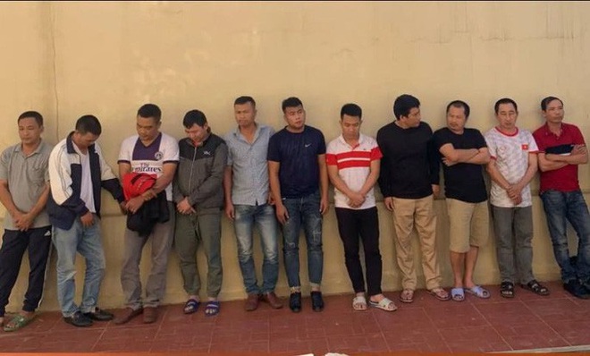  Đ&aacute;nh b&agrave;i ăn tiền sau li&ecirc;n hoan tất ni&ecirc;n cuối năm, 12 người bị c&ocirc;ng an t&oacute;m gọn  - Ảnh 1.