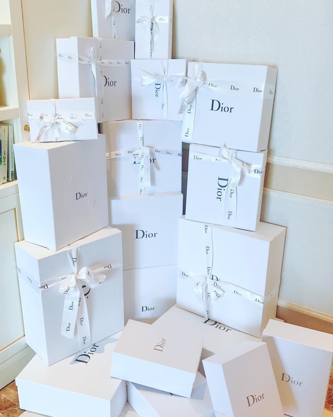 Phạm Hương khoe ảnh con trai ngồi lắp r&aacute;p, nhưng d&acirc;n t&igrave;nh chỉ ch&uacute; &yacute; tới tủ t&uacute;i x&aacute;ch ph&iacute;a sau - Ảnh 5.