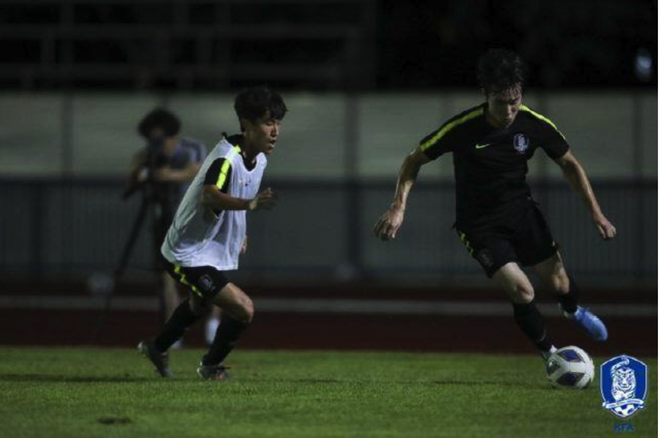 Ph&oacute;ng vi&ecirc;n Trung Quốc bị bắt v&igrave; chụp l&eacute;n U23 H&agrave;n Quốc tập luyện tại VCK U23 ch&acirc;u &Aacute; 2020 - Ảnh 1.