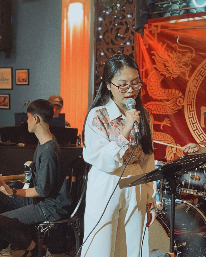 Từng bị chê ăn mặc thiếu nghiêm túc cúng Tổ nghiệp, năm nay Phương Mỹ Chi sửa sai với phong cách nền nã trưởng thành - Ảnh 8.