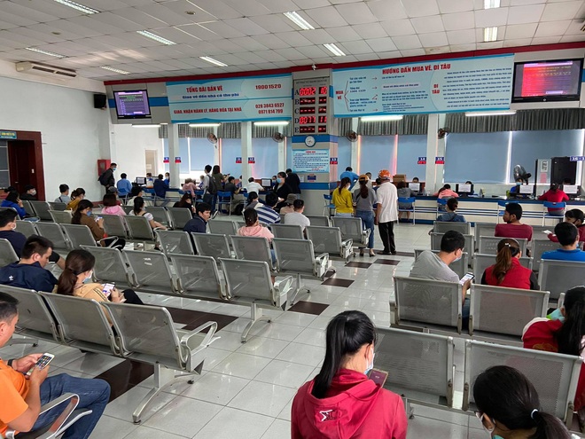 Ngày đầu bán vé Tết Tân Sửu 2021: Ga Sài Gòn vắng khách vì hàng chục nghìn người đã mua vé qua mạng - Ảnh 2.