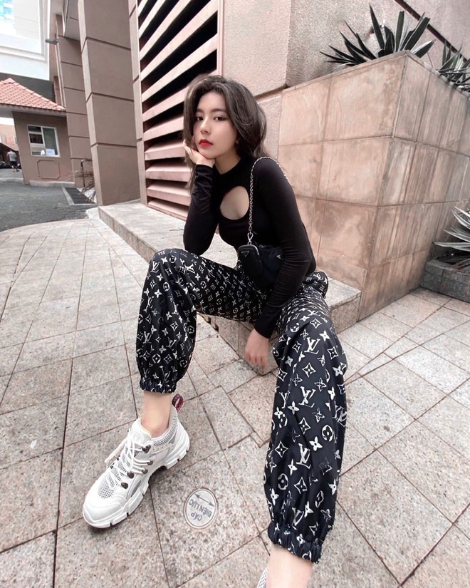 Khi bạn đang chưa biết nên ăn bánh nướng nhân gì, gái xinh 2k đã tặng mẹ 98 triệu dịp Trung thu - Ảnh 4.