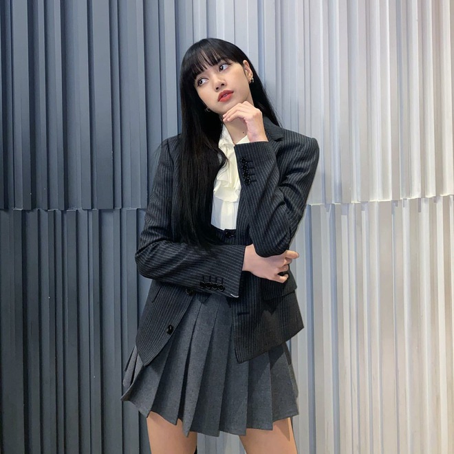 Nghi &aacute;n Lisa diện lại v&aacute;y của Jisoo: Đ&ocirc;i ch&acirc;n d&agrave;i như chỉnh ảnh qu&aacute; đ&agrave; khiến d&acirc;n t&igrave;nh cho&aacute;ng nặng  - Ảnh 4.