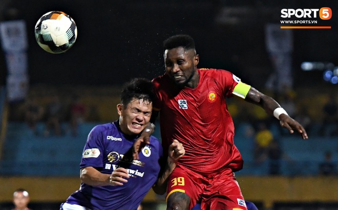 Bộ đôi trung vệ tuyển U23 thẫn thờ, thất vọng sau khi mắc lỗi khiến Hà Nội FC thủng lưới - Ảnh 3.