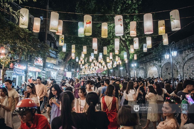 Dòng người nô nức đi chơi Trung thu để lại “biển rác” khổng lồ giữa lòng Hà Nội, cô lao công dọn đến 3h sáng mới xong - Ảnh 2. Dòng người nô nức đi chơi Trung thu để lại “biển rác” khổng lồ giữa lòng Hà Nội, cô lao công dọn đến 3h sáng mới xong - Ảnh 2.