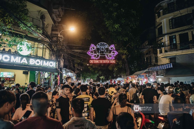 Dòng người nô nức đi chơi Trung thu để lại “biển rác” khổng lồ giữa lòng Hà Nội, cô lao công dọn đến 3h sáng mới xong - Ảnh 2. Dòng người nô nức đi chơi Trung thu để lại “biển rác” khổng lồ giữa lòng Hà Nội, cô lao công dọn đến 3h sáng mới xong - Ảnh 2.