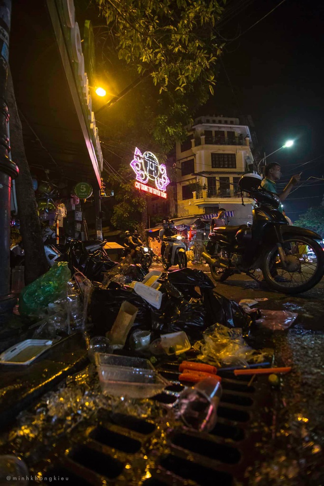 Dòng người nô nức đi chơi Trung thu để lại “biển rác” khổng lồ giữa lòng Hà Nội, cô lao công dọn đến 3h sáng mới xong - Ảnh 7. Dòng người nô nức đi chơi Trung thu để lại “biển rác” khổng lồ giữa lòng Hà Nội, cô lao công dọn đến 3h sáng mới xong - Ảnh 7.