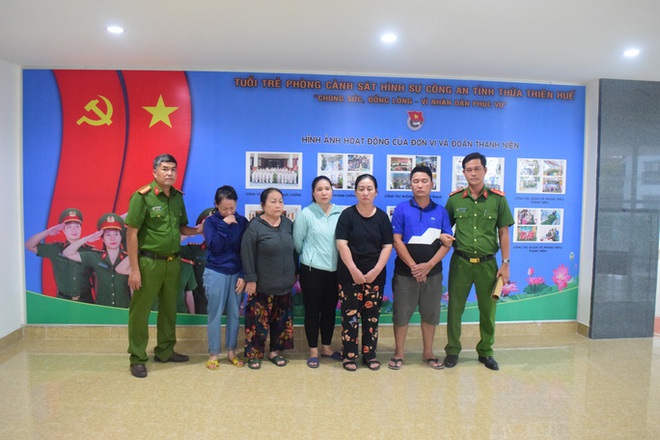 Cả gia đình 5 người lái ôtô từ Nghệ An vào Huế để hành nghề... móc túi - Ảnh 1.