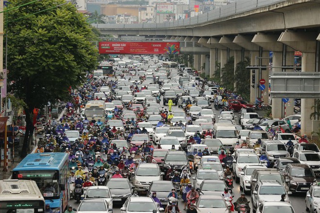 Vật vã vượt biển người tới công sở dưới cơn mưa Hà thành - Ảnh 15.