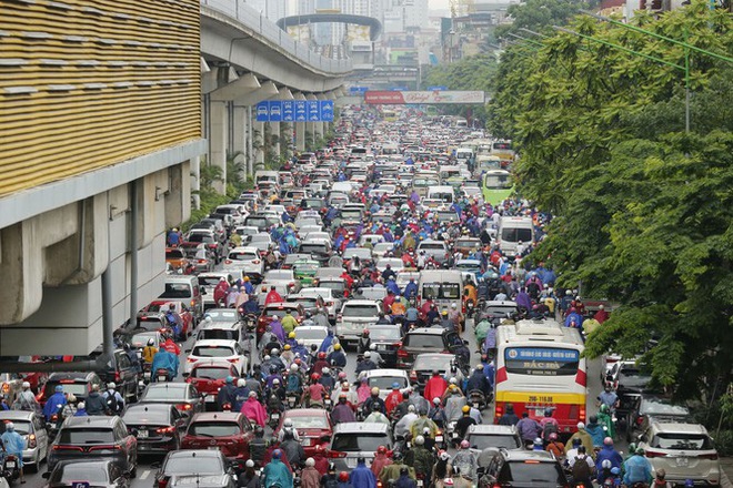 Vật vã vượt biển người tới công sở dưới cơn mưa Hà thành - Ảnh 16.