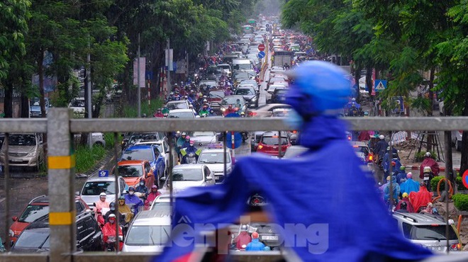 Vật vã vượt biển người tới công sở dưới cơn mưa Hà thành - Ảnh 6.