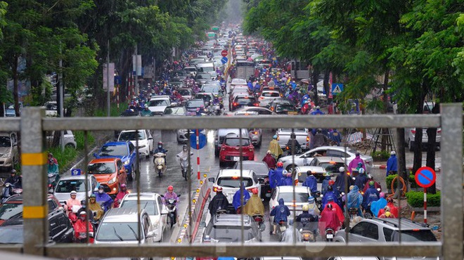 Vật vã vượt biển người tới công sở dưới cơn mưa Hà thành - Ảnh 7.