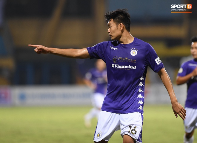 Vị trọng t&agrave;i đ&aacute;ng y&ecirc;u nhất V.League: Cười thật tươi khi r&uacute;t thẻ, giải quyết m&acirc;u thuẫn bằng c&acirc;u n&oacute;i lại đ&acirc;y &ocirc;m nhau n&agrave;o - Ảnh 3.