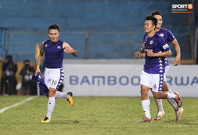 Vị trọng tài đáng yêu nhất V.League: Cười thật tươi khi rút thẻ, giải quyết mâu thuẫn bằng câu nói lại đây ôm nhau nào - Ảnh 7.