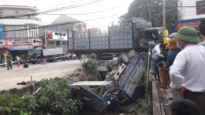Xe tải lớn đ&acirc;m xe tải nhỏ văng xuống k&ecirc;nh, 1 người tử vong - Ảnh 1.