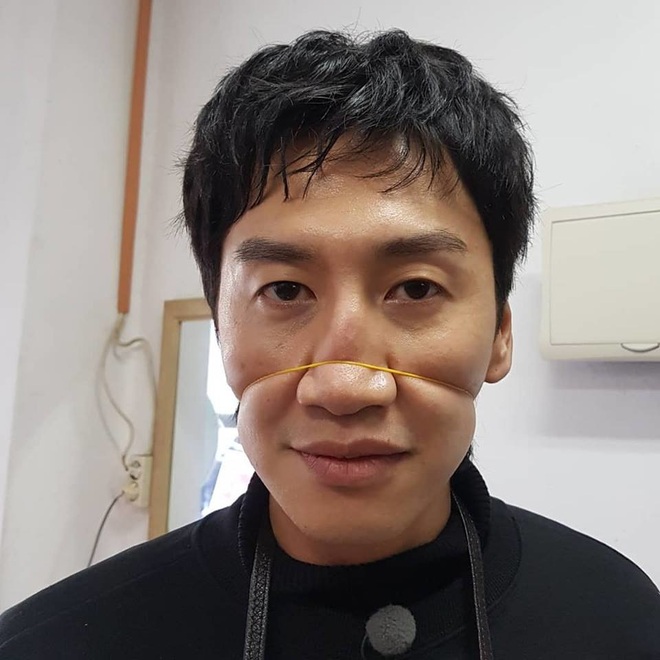 Hươu cao cổ Kwang Soo chơi game sung qu&aacute; nhảy đạp điện thoại tung to&eacute; - Ảnh 1.