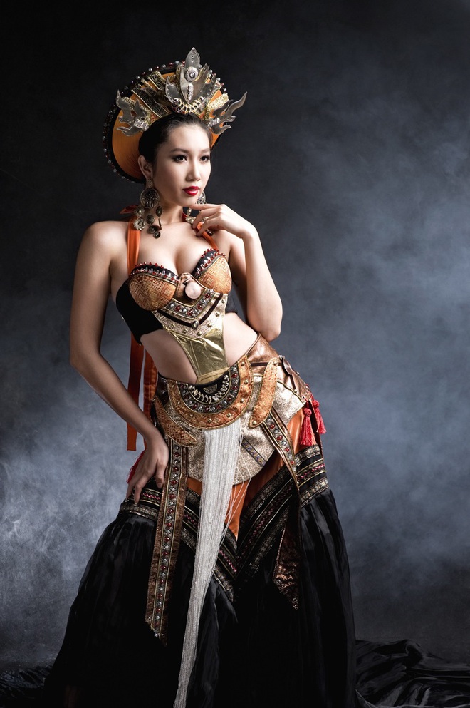 Trang phục dân tộc gây tranh cãi nhất lịch sử các cuộc thi: Sốc nhất là bầu ngực giả lộ thiên của Miss Universe Thailand 2020 - Ảnh 13.