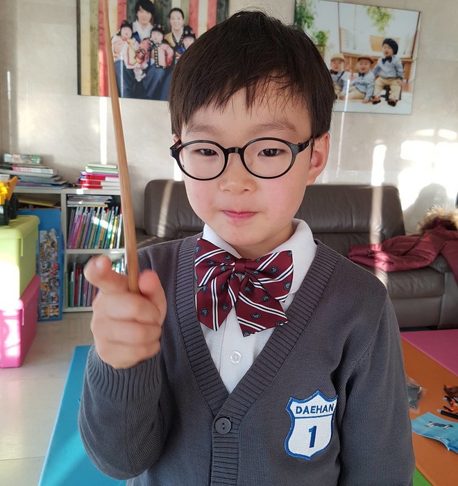 Ba nh&oacute;c tỳ Daehan - Minguk - Manse ng&agrave;y c&agrave;ng lớn phổng phao, cậu cả g&acirc;y ch&uacute; &yacute; v&igrave; giống y chang bố - Ảnh 4.