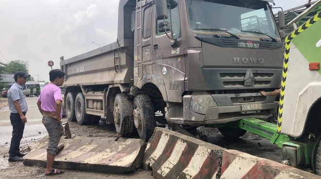 Xế hộp bị xe ben v&ograve; n&aacute;t, đ&ocirc;i nam nữ may mắn tho&aacute;t nạn - Ảnh 7.