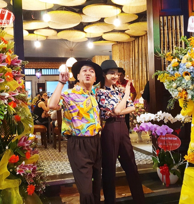 Vợ chồng &ldquo;Mười Kh&oacute;&rdquo; hiếm hoi diện đồ đ&ocirc;i, phản ứng của Trường Giang khi b&agrave; x&atilde; Nh&atilde; Phương m&egrave; nheo th&agrave;nh t&acirc;m điểm! - Ảnh 8.