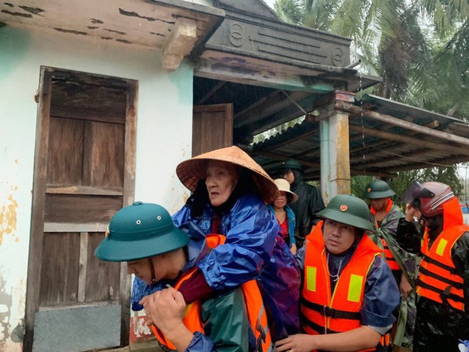 Chiếc tàu hàng không người trôi dạt vào bờ biển Thừa Thiên - Huế - Ảnh 2.