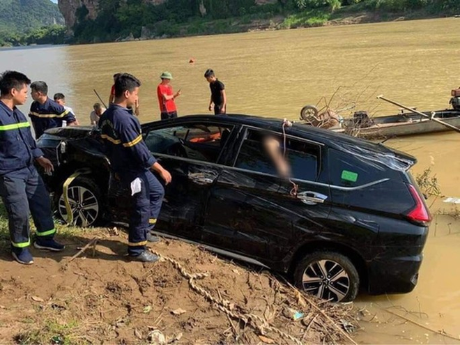  Ph&aacute;t hiện 3 người tử vong trong xe &ocirc;t&ocirc; 7 chỗ rơi xuống s&ocirc;ng  - Ảnh 1.