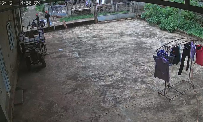 Bốn thanh ni&ecirc;n tay lăm le dao, đột nhập nh&agrave; d&acirc;n trộm&hellip; 2 chiếc quần!  - Ảnh 1.