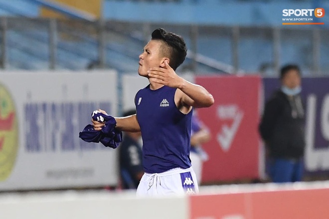 Quang Hải su&yacute;t mất b&agrave;n thắng đầu ti&ecirc;n ở V.League 2020 v&igrave; trợ l&yacute; HLV viết chữ xấu - Ảnh 1.