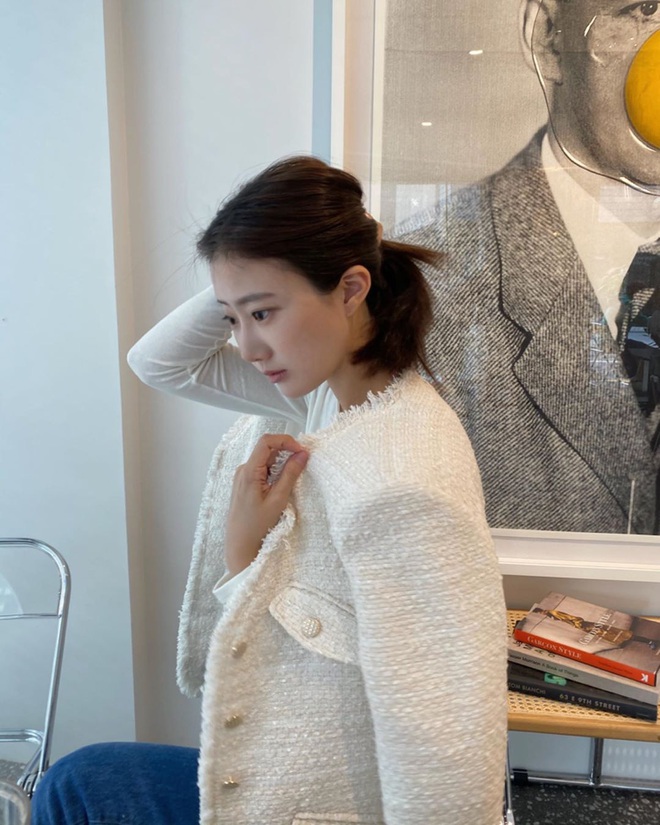Chưa cần sắm đồ hiệu giá trên trời, thu này bạn cứ mua áo khoác tweed về mặc là &quot;chanh sả&quot; như người có tiền - Ảnh 1.
