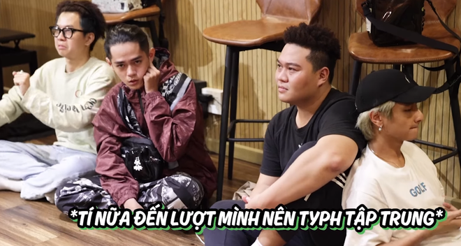 Fan ôm tim khi 16 Typh hôm trước dịu dàng dựa lưng vào Yuno Bigboi, hôm sau công khai ôm ấp và đòi làm chị em? - Ảnh 1.