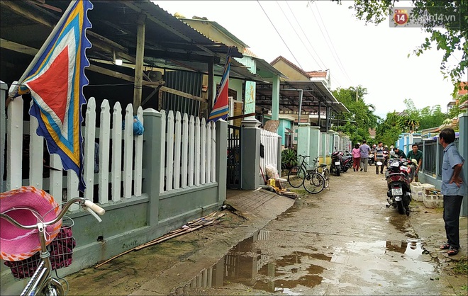 Đôi vợ chồng tử vong vì nước lũ, con gái 2 tuổi ngơ ngác trong đám tang: Thôn nghèo hôm nay nhiều người khóc quá... - Ảnh 4.