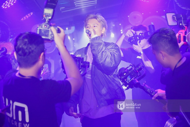 1 ng&agrave;y sau khi bị loại, Binz rủ r&ecirc; 16 Typh c&ugrave;ng rap Bigcityboi tr&ecirc;n s&acirc;n khấu, nguy&ecirc;n d&agrave;n th&iacute; sinh Rap Việt bất ngờ đến chung vui! - Ảnh 7.