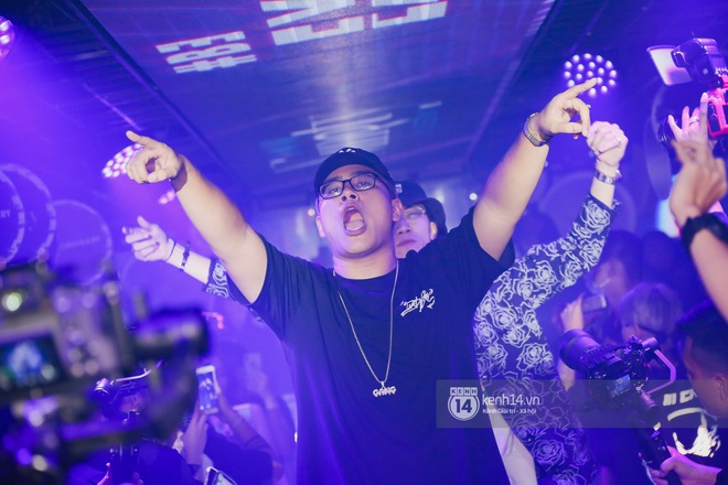 1 ng&agrave;y sau khi bị loại, Binz rủ r&ecirc; 16 Typh c&ugrave;ng rap Bigcityboi tr&ecirc;n s&acirc;n khấu, nguy&ecirc;n d&agrave;n th&iacute; sinh Rap Việt bất ngờ đến chung vui! - Ảnh 11.