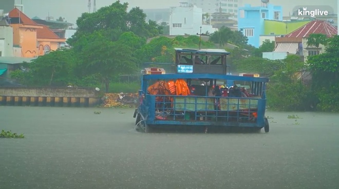 Clip: Những chuyến phà cuối cùng trên sông Vàm Thuật ở Sài Gòn - Ảnh 2.