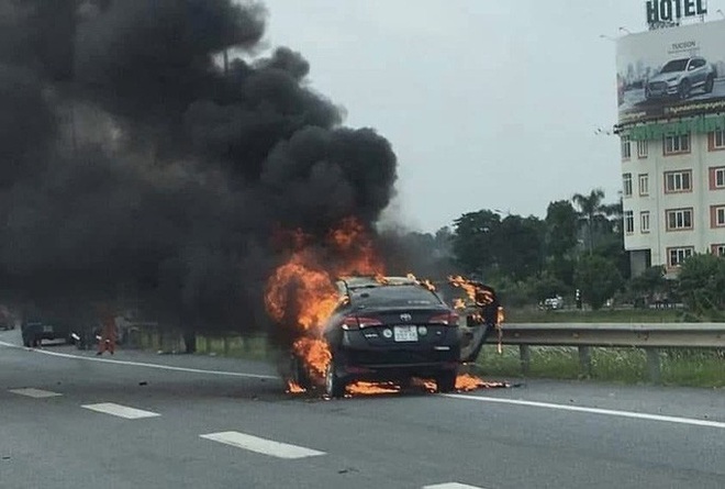 H&agrave;nh kh&aacute;ch h&uacute;t thuốc tr&ecirc;n xe, taxi ch&aacute;y trơ khung - Ảnh 1.
