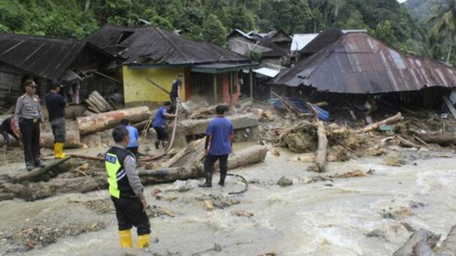Lũ quét nhấn chìm hơn 900 ngôi nhà ở Indonesia - Ảnh 1.