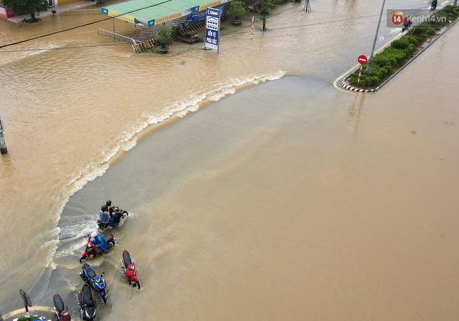 Quốc lộ 1A đi qua bến xe phía Bắc Huế ngập nặng khiến giao thông và sinh hoạt của người dân gặp vô vàn khó khăn - Ảnh 9.