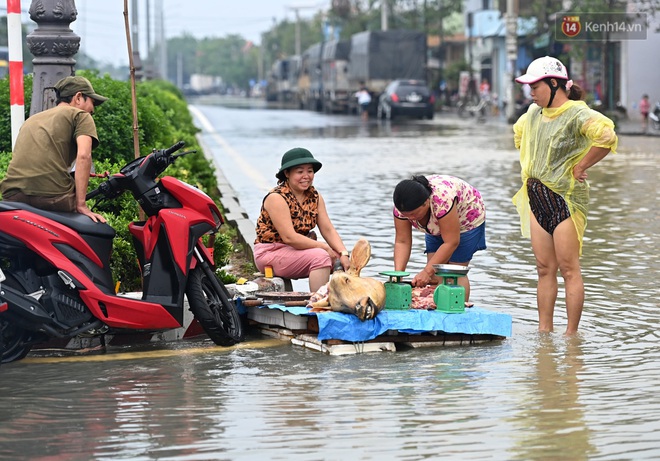 Quốc lộ 1A đi qua bến xe phía Bắc Huế ngập nặng khiến giao thông và sinh hoạt của người dân gặp vô vàn khó khăn - Ảnh 12.